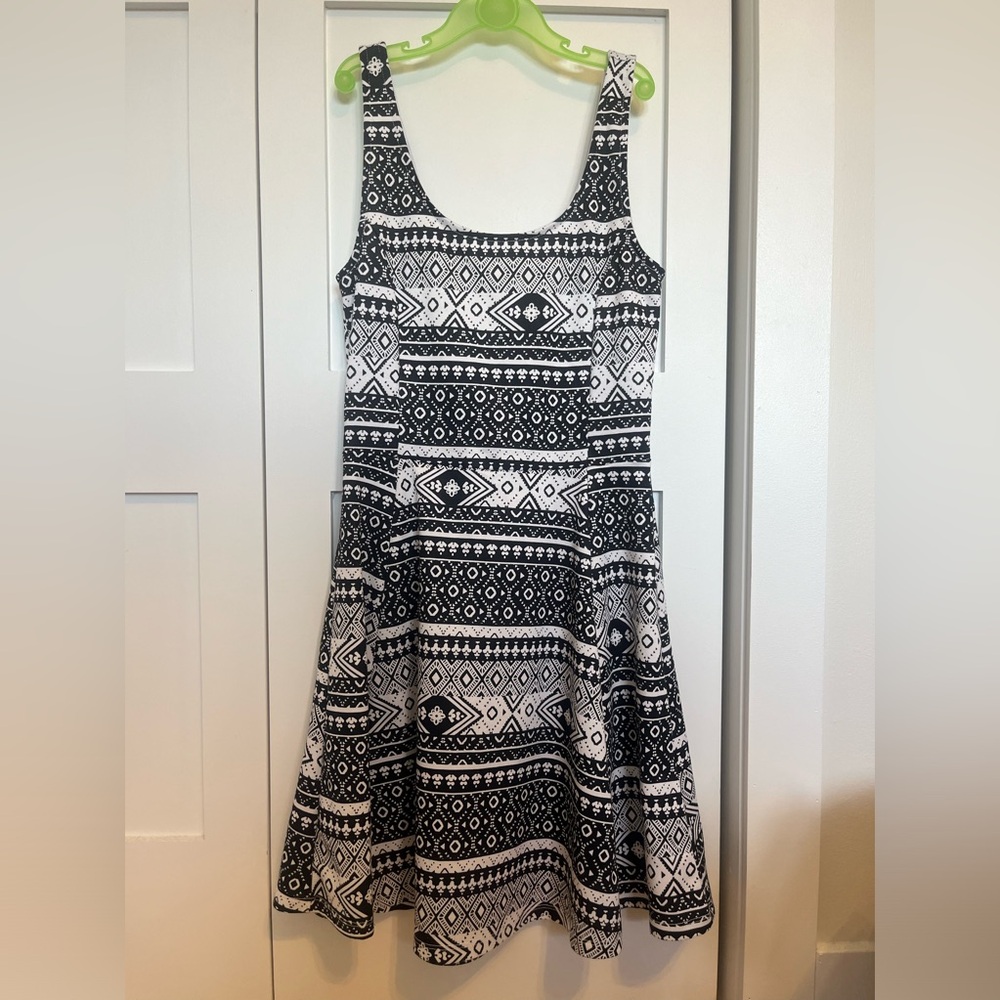 Hi, selling this gorgeous dress for women is size 6.